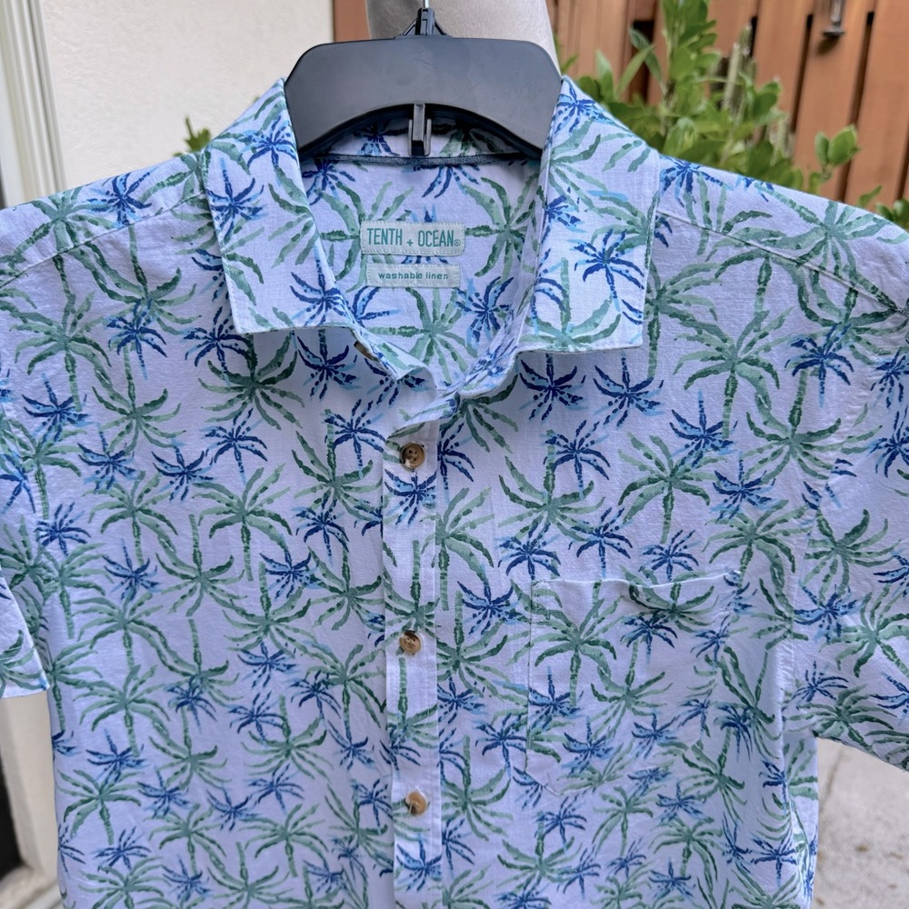 TENTH + OCEAN. Tropical Print , Linen & Cotton, Button Down Shirt. Size Medium.